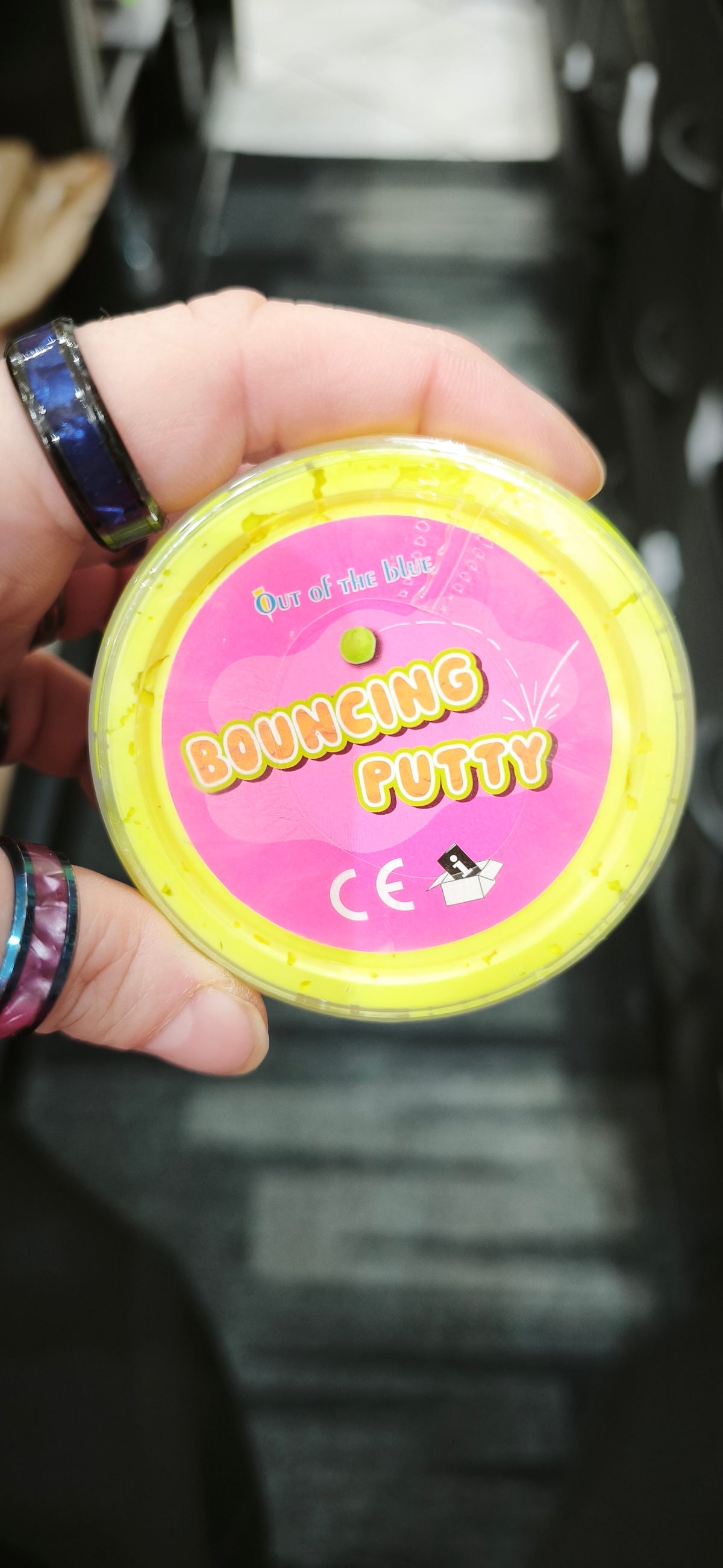 Pâte rebondissante en boîte plastique