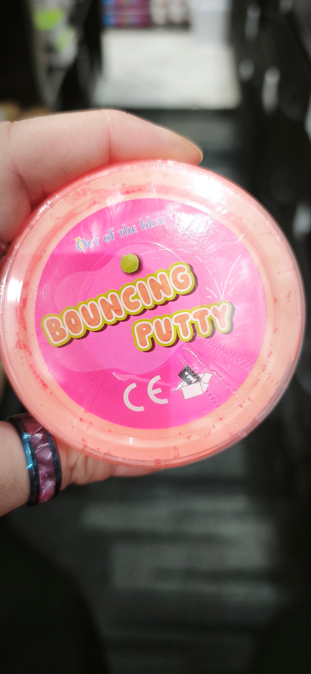 Pâte rebondissante en boîte plastique