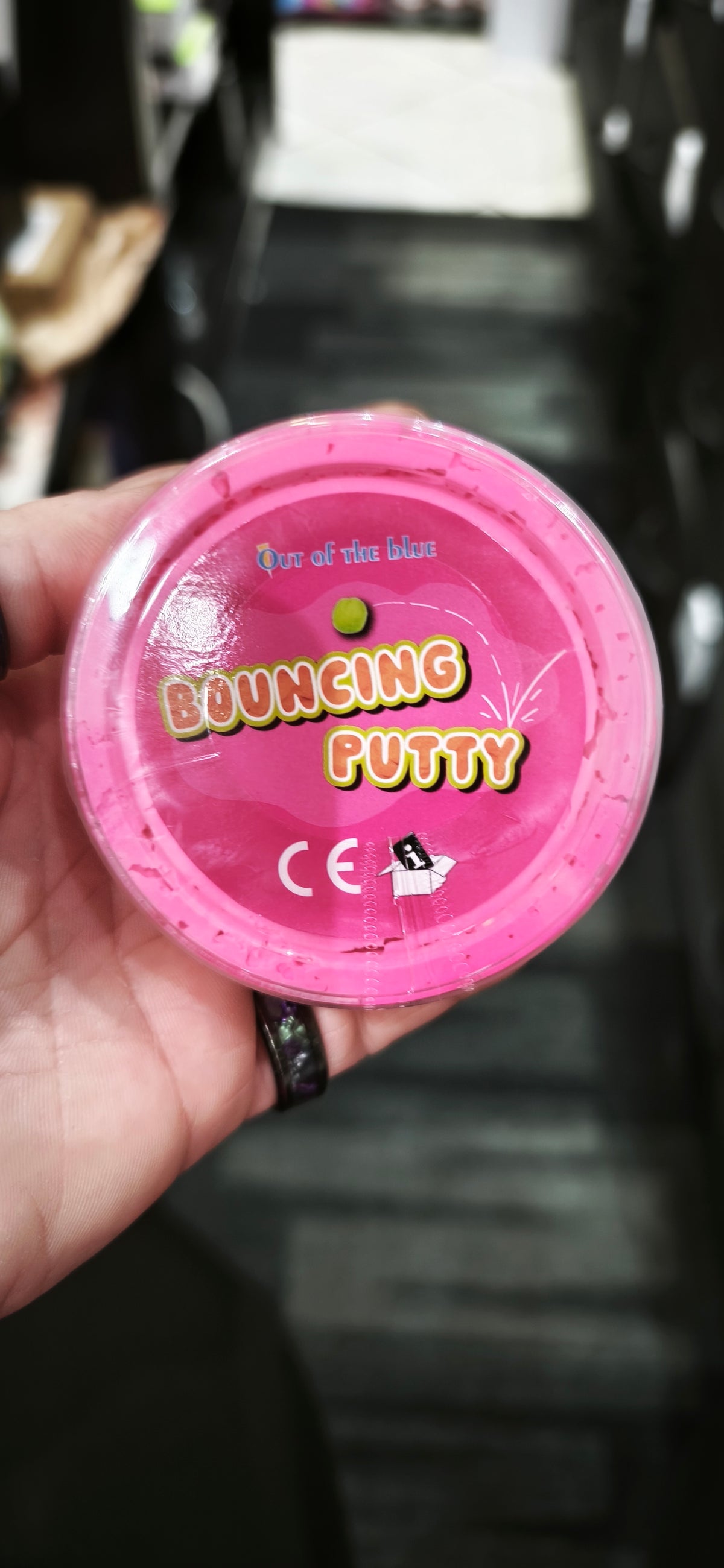 Pâte rebondissante en boîte plastique